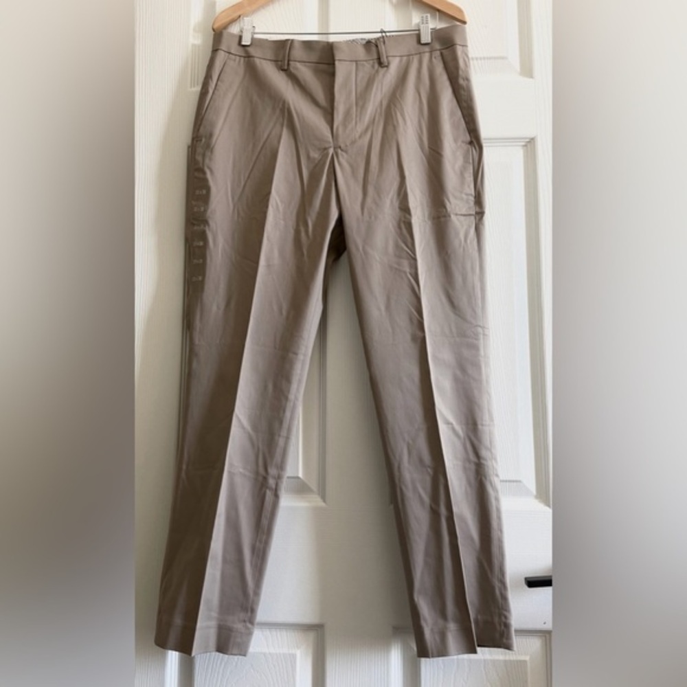 NWT Express Men's Khaki Chinos
SIZE 33X30